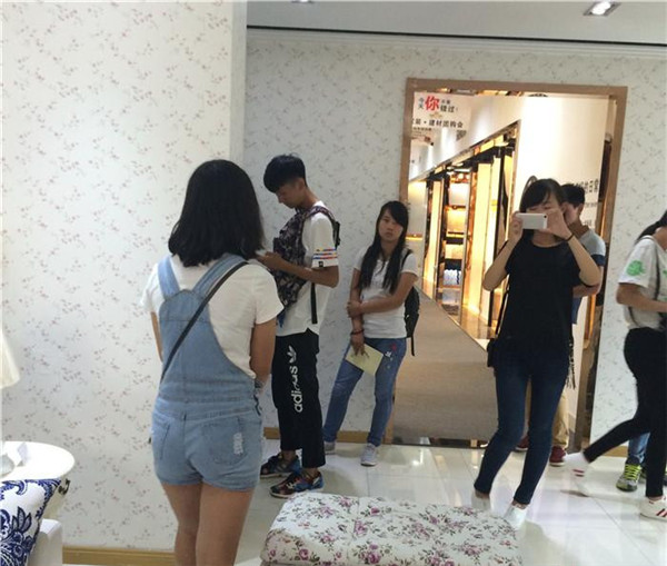 長江職業技術學院組織應屆新生深入今泰裝飾(圖3) 長江職業技術學院組織應屆新生深入今泰裝飾(圖3)