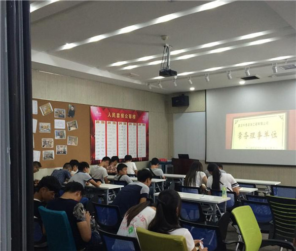 長江職業技術學院組織應屆新生深入今泰裝飾(圖4) 長江職業技術學院組織應屆新生深入今泰裝飾(圖4)